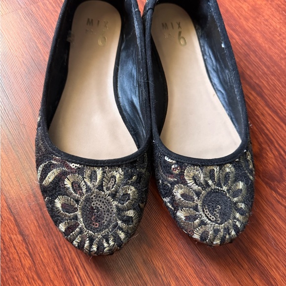 NEW-Mix No. 6 Black and Gold Embroidered Flats - Picture 2 of 5